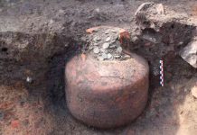 Descubren miles de monedas galas y romanas enterradas en ánforas en jardín de Francia