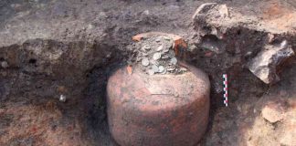 Descubren miles de monedas galas y romanas enterradas en ánforas en jardín de Francia