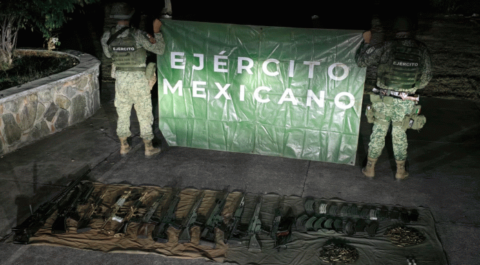 Guardia Nacional y Ejército Mexicano aseguran arsenal, droga y vehículos, en Huetamo