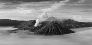 Erupción volcánica obliga a evacuar a más de mil personas en Indonesia