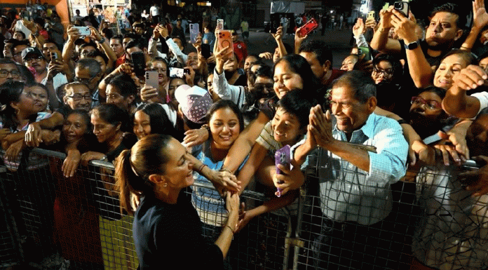 Rodeada de cientos de mexicanas y mexicanos, la presidenta Claudia Sheinbaum inaugura estaciones de la línea k del tren interoceánico