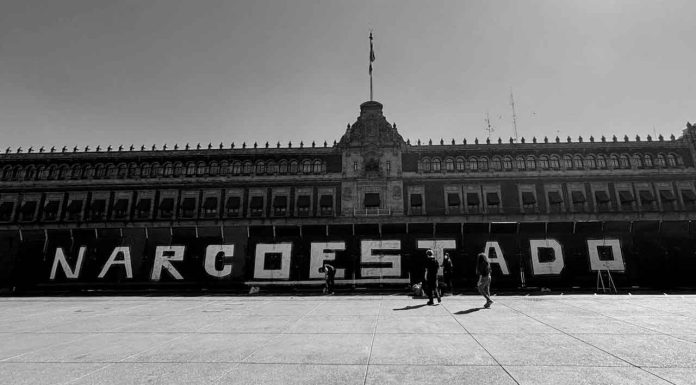 Zócalo amanece blindado y con protesta que acusa “Narcoestado”