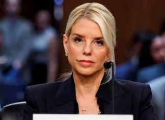 Pam Bondi, fiscal general de EUA, afirma que se cumplirá la ley para publicar archivos del caso Epstein