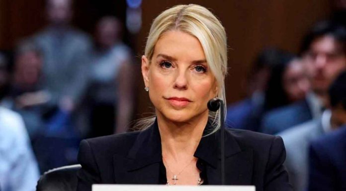 Pam Bondi, fiscal general de EUA, afirma que se cumplirá la ley para publicar archivos del caso Epstein