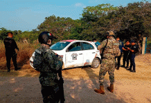 Localizan un ejecutado dentro de taxi abandonado, en Lázaro Cárdenas