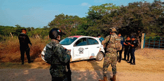 Localizan un ejecutado dentro de taxi abandonado, en Lázaro Cárdenas