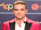 Robbie Williams alerta sobre riesgos de inyecciones para bajar de peso tras problemas de visión