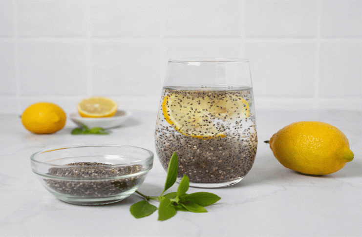 Agua de limón con chía: 5 beneficios reales y la mejor hora para tomarla