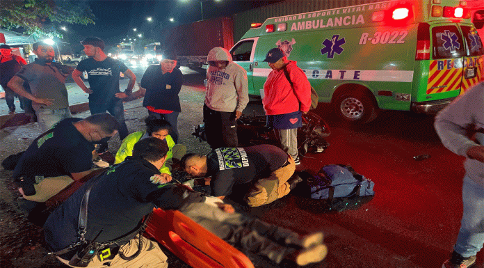 Motociclista gravemente herido al chocar contra camioneta, en Uruapan