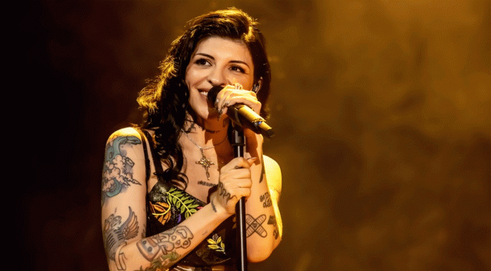 Cazzu detiene su concierto en Chile y regaña a fans por gritos contra Nodal