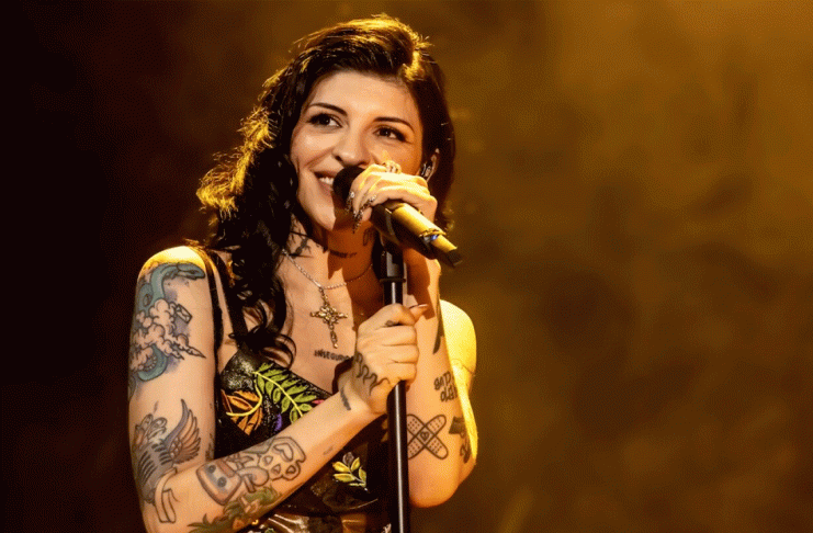 Cazzu detiene su concierto en Chile y regaña a fans por gritos contra Nodal