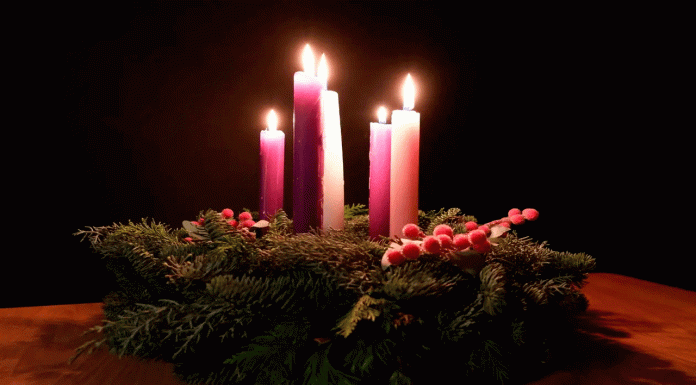 Corona de Adviento 2025: descubre qué vela se enciende primero y su significado