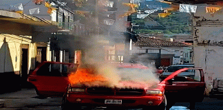 Se incendia camioneta en el centro de Quiroga