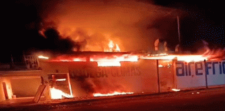 Voraz incendio consume bodega de aires acondicionados en Tierra Caliente