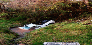 Camioneta se precipita a canal de agua a un costado de la carretera Morelia – Quiroga; el chofer muere