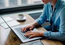 Crece la demanda laboral en el sector servicios en México: impacto social y desafíos