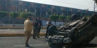 Vuelca auto en la Av. Madero Oriente de Morelia