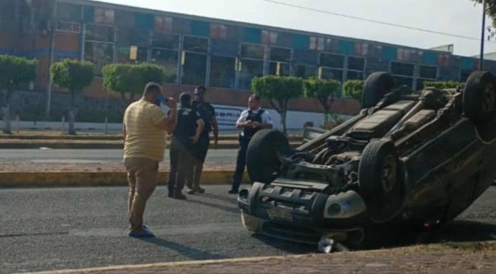 Vuelca auto en la Av. Madero Oriente de Morelia