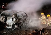 Incendio consume auto compacto en La Basilia
