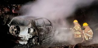 Incendio consume auto compacto en La Basilia