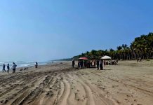 Turista es rescatado por salvavidas, en Playa Azul