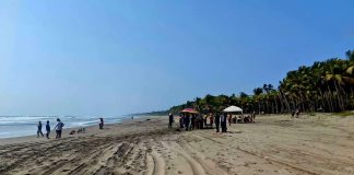 Turista es rescatado por salvavidas, en Playa Azul