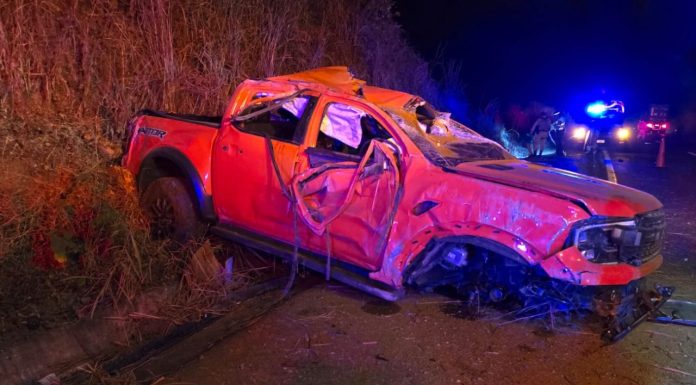 Volcadura de camioneta en la Siglo XXI deja un muerto y 4 heridos graves