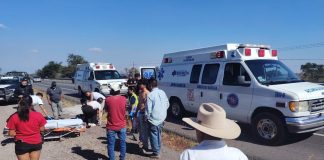 Familia en motocicleta choca contra camioneta en la Piedad; hay dos menores graves