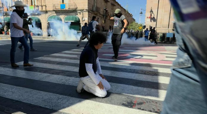 FGE libera a la mayoría de los detenidos tras disturbios en el Palacio de Gobierno