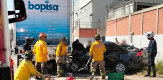 Automovilista choca contra retaguardia de camión y queda malherido, al norte de Morelia