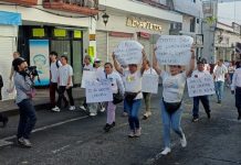 Empleados municipales de Uruapan y transportistas marchan en memoria del alcalde Carlos Manzo