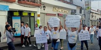 Empleados municipales de Uruapan y transportistas marchan en memoria del alcalde Carlos Manzo