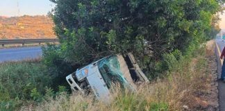 Volcadura de camión de carga deja un herido leve en la Morelia-Pátzcuaro