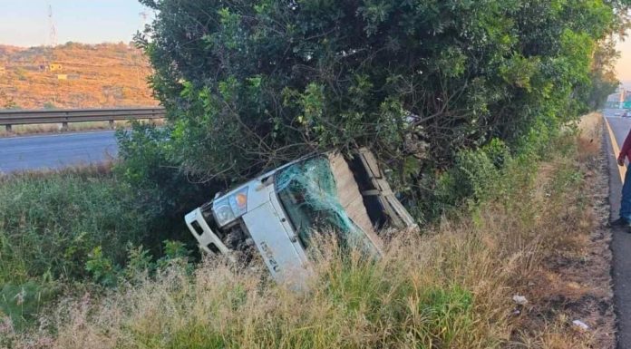 Volcadura de camión de carga deja un herido leve en la Morelia-Pátzcuaro