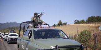 Hallan a dos hombres asesinados en la carretera Uruapan-Paracho; uno estaba dentro de bolsas