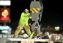 Supervisa Bedolla colocación de trabe en distribuidor vial de salida a Pátzcuaro