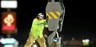 Supervisa Bedolla colocación de trabe en distribuidor vial de salida a Pátzcuaro