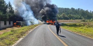 Durante un operativo policial, 2 presuntos delincuentes fueron abatidos, provocando bloqueos y quema de vehículos.