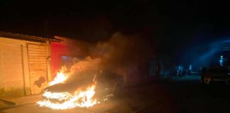 Arde vehículo en Zitácuaro