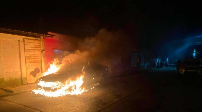 Arde vehículo en Zitácuaro