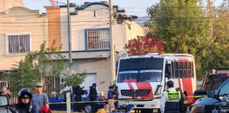 Balean camión de pasajeros en Villas de la Loma; hay 1 muerto y 3 heridos