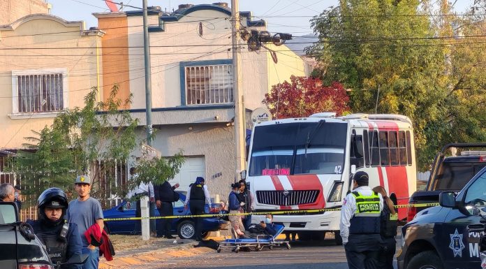 Balean camión de pasajeros en Villas de la Loma; hay 1 muerto y 3 heridos