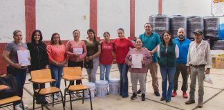 Entrega gobierno de Ario apoyos de infraestructura básica a escuelas.