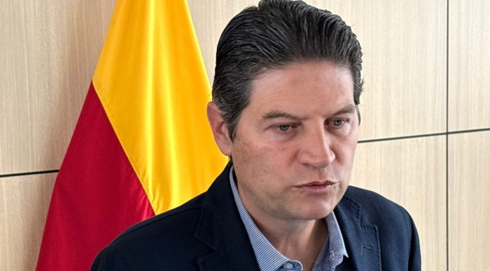 “Es buena iniciativa”: Alfonso Martínez apoya medida de diputado que ofrece hasta 10 mil pesos por denunciar a familiares