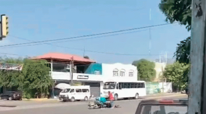 Choque entre dos motocicletas deja saldo de dos heridos leves en Apatzingán