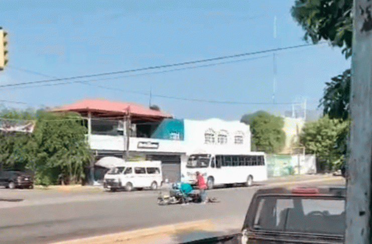 Choque entre dos motocicletas deja saldo de dos heridos leves en Apatzingán