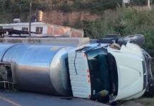 Vuelca camión pipa en la carretera Morelia-Toluca (Mil Cumbres)