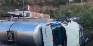 Vuelca camión pipa en la carretera Morelia-Toluca (Mil Cumbres)