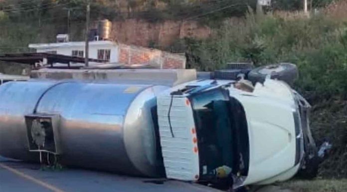 Vuelca camión pipa en la carretera Morelia-Toluca (Mil Cumbres)