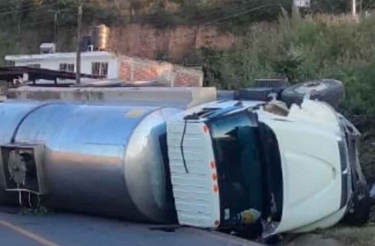 Vuelca camión pipa en la carretera Morelia-Toluca (Mil Cumbres)